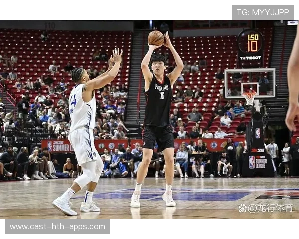 杨瀚森自信一幕！进半场神奇三分为自己竖起大拇指，杨翰笙是谁